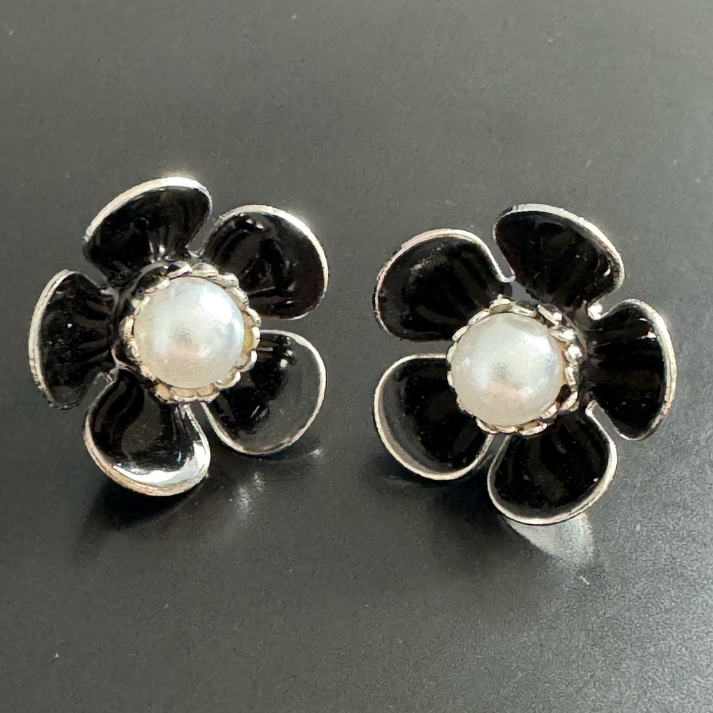 Daisy Black Enamel Pearl Earrings